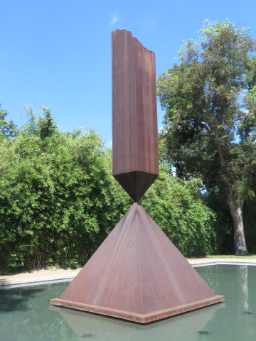The sculpture in front of Rothko Chapel is dedicated to Martin Luther King. Let's ask Patricia's dad what it means!